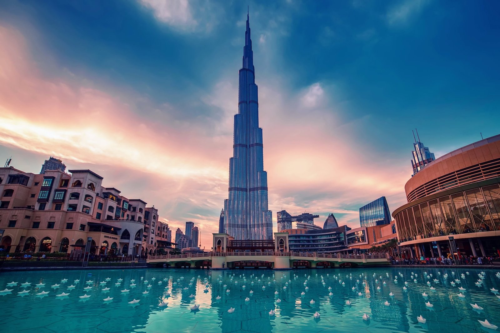 Vista del Burj Khalifa en Dubái con cielo azul y sol brillante