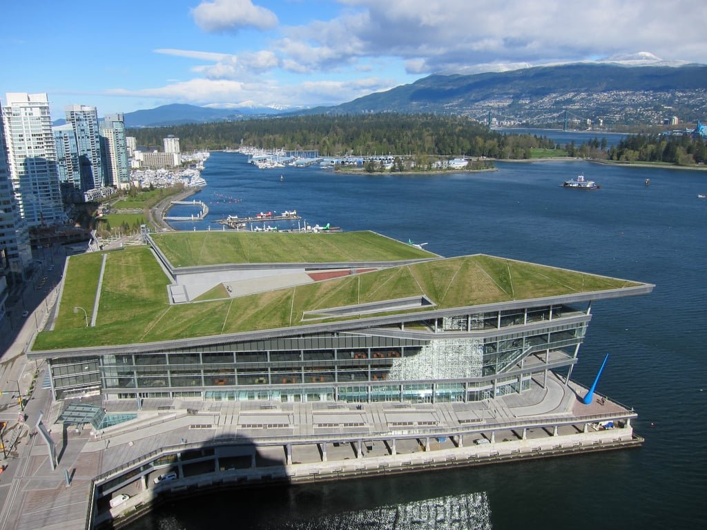 Vista do telhado verde do Vancouver Convention Centre com integração marinha
