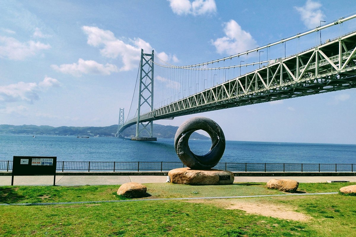 Akashi Kaikyō Bridge spanning Kobe Bay after 1995 earthquake